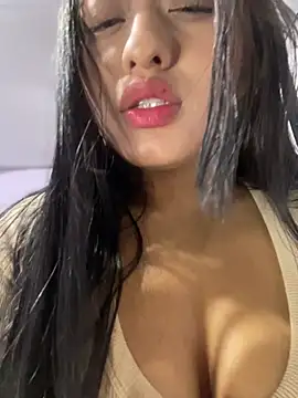 Snapshot of Estefanii- chatting on 02/28/25, 07:37 Estefanii- online show from 02/28/25, 07:37
