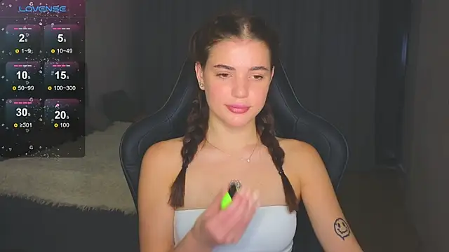 adrianawow1 online show from 10/28/25, 07:35