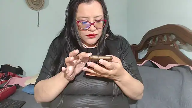 Snapshot of esmeralda-delmar chatting on 10/11/25, 12:33 esmeralda-delmar online show from 10/11/25, 12:33