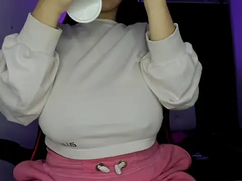 silviamilk online show from 11/25/25, 04:02