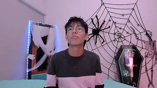 Snapshot of alexandersawyer chatting on 10/14/25, 04:46 alexandersawyer online show from 10/14/25, 04:46