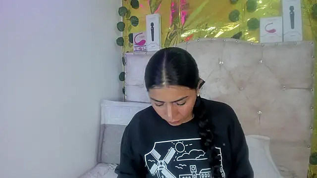 Snapshot of cristalconnorr chatting on 05/14/26, 02:47 cristalconnorr online show from 05/14/26, 02:47