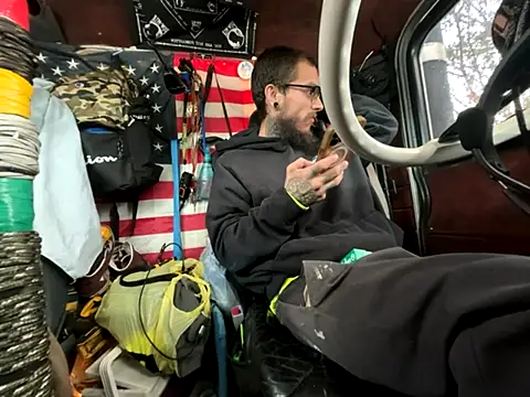 Snapshot of XMeF10 chatting on 12/01/25, 01:23 XMeF10 online show from 12/01/25, 01:23