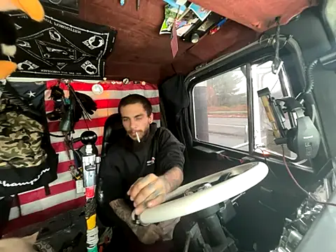 Snapshot of XMeF10 chatting on 12/05/25, 07:45 XMeF10 online show from 12/05/25, 07:45