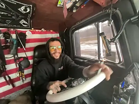 Snapshot of XMeF10 chatting on 12/04/25, 02:49 XMeF10 online show from 12/04/25, 02:49