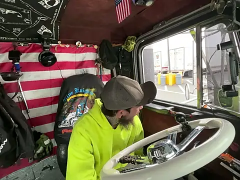 Snapshot of XMeF10 chatting on 01/14/26, 05:05 XMeF10 online show from 01/14/26, 05:05