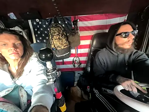 Snapshot of XMeF10 chatting on 10/22/25, 12:04 XMeF10 online show from 10/22/25, 12:04