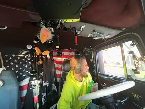 Snapshot of XMeF10 chatting on 04/14/26, 11:15 XMeF10 online show from 04/14/26, 11:15