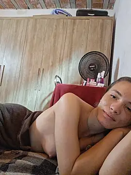 Snapshot of HelenHoltz chatting on 03/05/26, 01:51 HelenHoltz online show from 03/05/26, 01:51