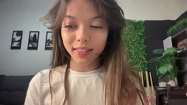 Snapshot of DesiredHoney chatting on 10/05/25, 04:42 DesiredHoney online show from 10/05/25, 04:42