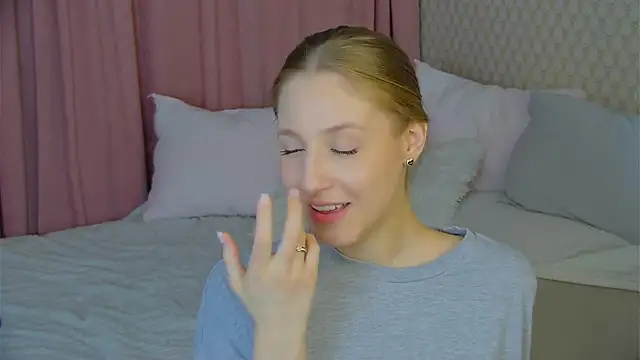 Snapshot of BritneyCruze chatting on 03/03/25, 02:49 BritneyCruze online show from 03/03/25, 02:49