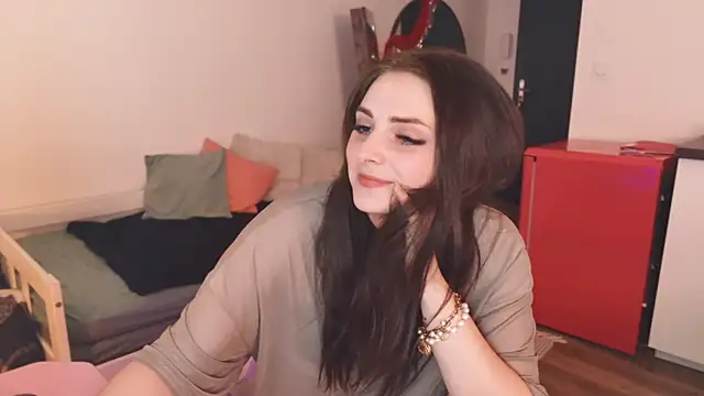 Snapshot of ce_leste__ chatting on 11/17/25, 05:06 ce leste online show from 11/17/25, 05:06