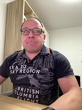 Snapshot of coupleLatinaLovers chatting on 12/15/25, 05:46 coupleLatinaLovers online show from 12/15/25, 05:46