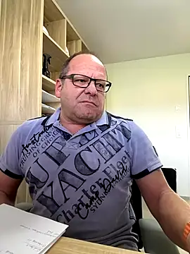 Snapshot of coupleLatinaLovers chatting on 10/21/25, 10:25 coupleLatinaLovers online show from 10/21/25, 10:25