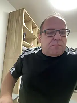 Snapshot of coupleLatinaLovers chatting on 10/27/25, 05:41 coupleLatinaLovers online show from 10/27/25, 05:41