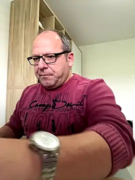 Snapshot of coupleLatinaLovers chatting on 10/28/25, 11:31 coupleLatinaLovers online show from 10/28/25, 11:31