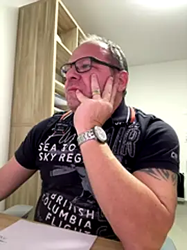 Snapshot of coupleLatinaLovers chatting on 11/11/25, 06:19 coupleLatinaLovers online show from 11/11/25, 06:19