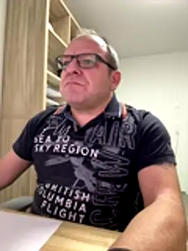 Snapshot of coupleLatinaLovers chatting on 11/27/25, 06:36 coupleLatinaLovers online show from 11/27/25, 06:36