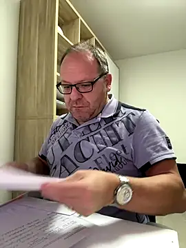 Snapshot of coupleLatinaLovers chatting on 11/12/25, 06:17 coupleLatinaLovers online show from 11/12/25, 06:17