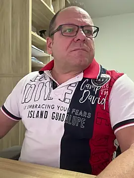 Snapshot of coupleLatinaLovers chatting on 12/04/25, 06:56 coupleLatinaLovers online show from 12/04/25, 06:56