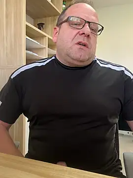 Snapshot of coupleLatinaLovers chatting on 02/13/26, 09:42 coupleLatinaLovers online show from 02/13/26, 09:42