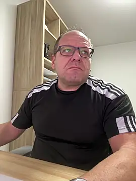 Snapshot of coupleLatinaLovers chatting on 10/31/25, 06:21 coupleLatinaLovers online show from 10/31/25, 06:21