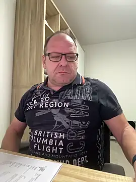 Snapshot of coupleLatinaLovers chatting on 02/06/26, 06:31 coupleLatinaLovers online show from 02/06/26, 06:31