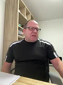 Snapshot of coupleLatinaLovers chatting on 01/19/26, 08:18 coupleLatinaLovers online show from 01/19/26, 08:18