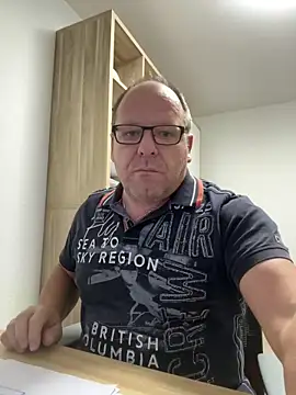 Snapshot of coupleLatinaLovers chatting on 10/23/25, 04:55 coupleLatinaLovers online show from 10/23/25, 04:55