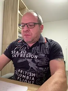 Snapshot of coupleLatinaLovers chatting on 11/26/25, 06:24 coupleLatinaLovers online show from 11/26/25, 06:24