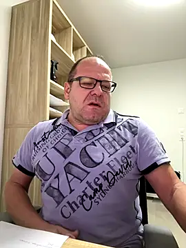 Snapshot of coupleLatinaLovers chatting on 10/22/25, 04:56 coupleLatinaLovers online show from 10/22/25, 04:56