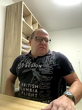 Snapshot of coupleLatinaLovers chatting on 11/28/25, 06:57 coupleLatinaLovers online show from 11/28/25, 06:57