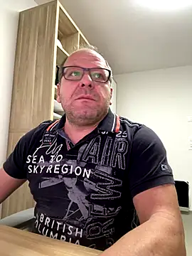 Snapshot of coupleLatinaLovers chatting on 10/24/25, 04:55 coupleLatinaLovers online show from 10/24/25, 04:55