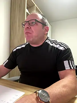 Snapshot of coupleLatinaLovers chatting on 01/06/26, 06:28 coupleLatinaLovers online show from 01/06/26, 06:28