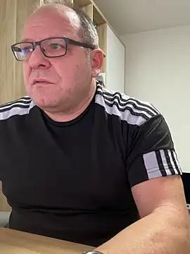 Snapshot of coupleLatinaLovers chatting on 02/18/26, 07:28 coupleLatinaLovers online show from 02/18/26, 07:28