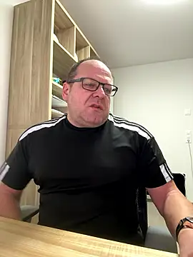 Snapshot of coupleLatinaLovers chatting on 01/13/26, 06:39 coupleLatinaLovers online show from 01/13/26, 06:39