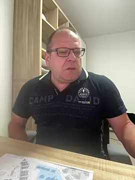 Snapshot of coupleLatinaLovers chatting on 04/14/26, 05:23 coupleLatinaLovers online show from 04/14/26, 05:23