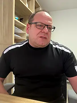 Snapshot of coupleLatinaLovers chatting on 01/14/26, 08:29 coupleLatinaLovers online show from 01/14/26, 08:29