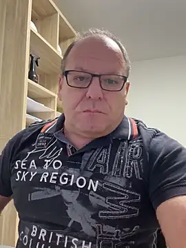 Snapshot of coupleLatinaLovers chatting on 10/30/25, 06:01 coupleLatinaLovers online show from 10/30/25, 06:01