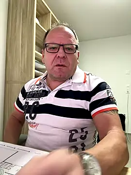 Snapshot of coupleLatinaLovers chatting on 11/13/25, 06:17 coupleLatinaLovers online show from 11/13/25, 06:17