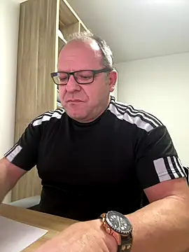 Snapshot of coupleLatinaLovers chatting on 12/19/25, 06:05 coupleLatinaLovers online show from 12/19/25, 06:05