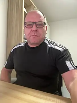 Snapshot of coupleLatinaLovers chatting on 02/16/26, 07:18 coupleLatinaLovers online show from 02/16/26, 07:18