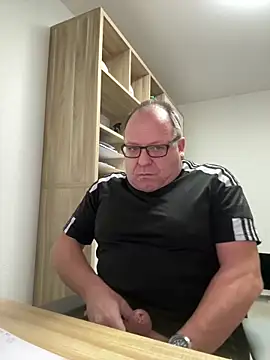 Snapshot of coupleLatinaLovers chatting on 02/04/26, 06:08 coupleLatinaLovers online show from 02/04/26, 06:08