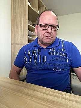 Snapshot of coupleLatinaLovers chatting on 03/25/26, 10:03 coupleLatinaLovers online show from 03/25/26, 10:03