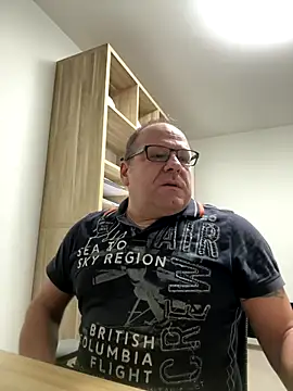 Snapshot of coupleLatinaLovers chatting on 11/10/25, 06:18 coupleLatinaLovers online show from 11/10/25, 06:18