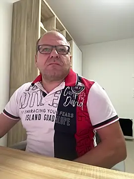 Snapshot of coupleLatinaLovers chatting on 11/17/25, 05:55 coupleLatinaLovers online show from 11/17/25, 05:55