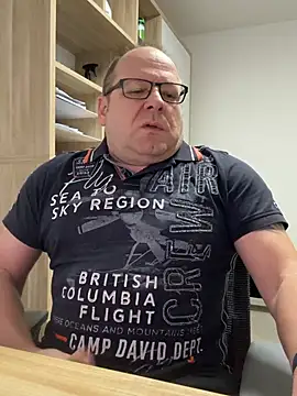 Snapshot of coupleLatinaLovers chatting on 02/19/26, 06:10 coupleLatinaLovers online show from 02/19/26, 06:10