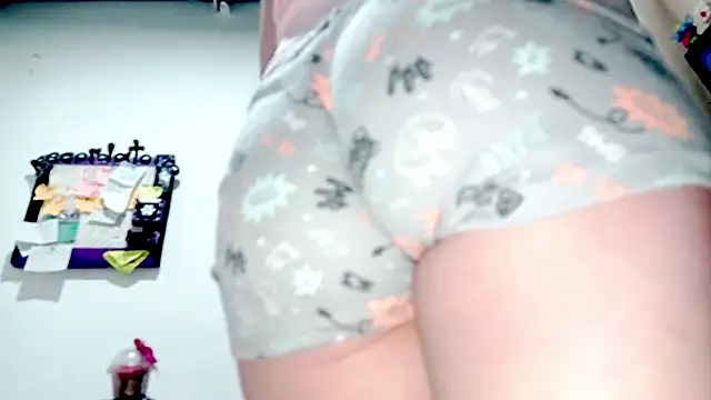 PetiteIvoryQueen19 online show from 10/25/25, 11:49