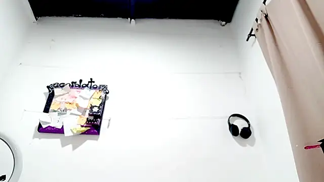 PetiteIvoryQueen19 online show from 09/23/25, 10:50