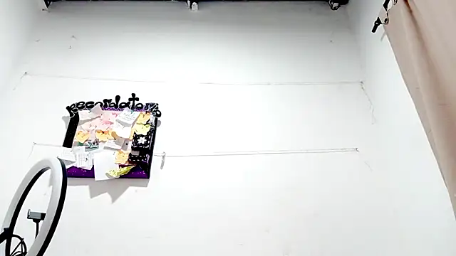 PetiteIvoryQueen19 online show from 09/19/25, 08:40